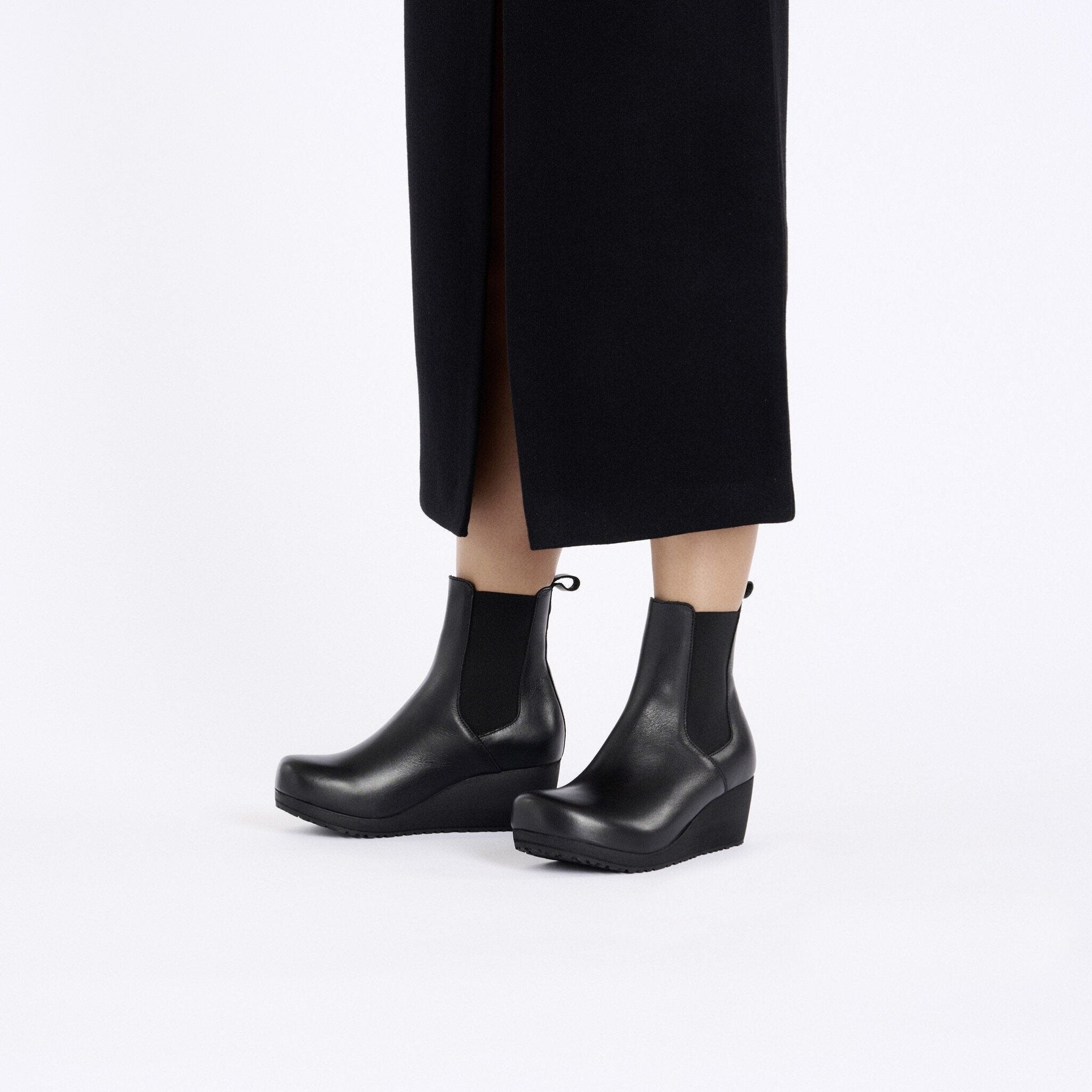 Ebba Slip On | Leather | Black/Black - Image 3